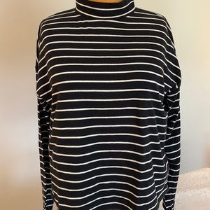 Everlane striped long sleeved mock turtle top. Black with thin white stripes. M.